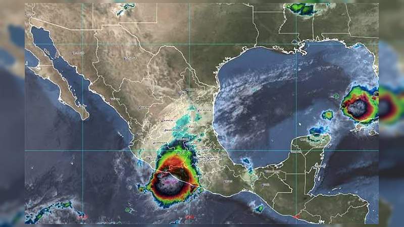 Huracán Rick toca tierra en Guerrero y se eleva a categoría 2 