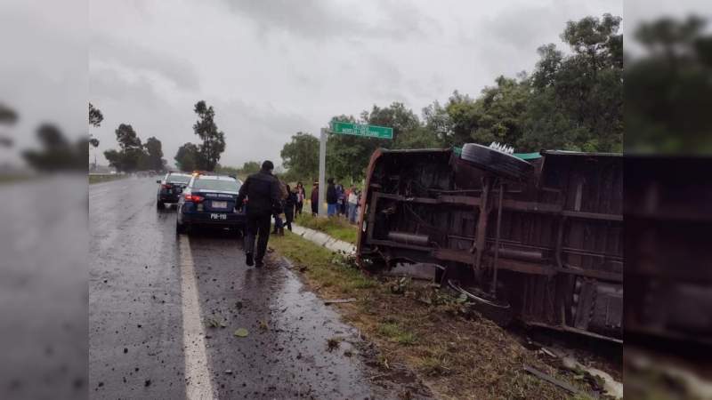 Vuelca camión en la carretera Morelia-Pátzcuaro, hay varios heridos