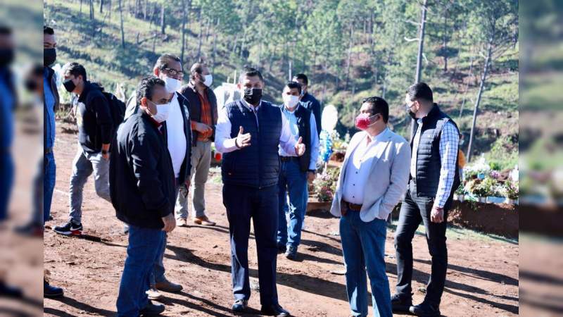 Dan mantenimiento a Panteón Municipal Jardines de la Paz en Uruapan 