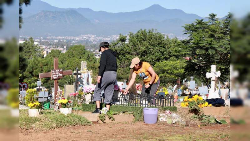 Dan mantenimiento a Panteón Municipal Jardines de la Paz en Uruapan 