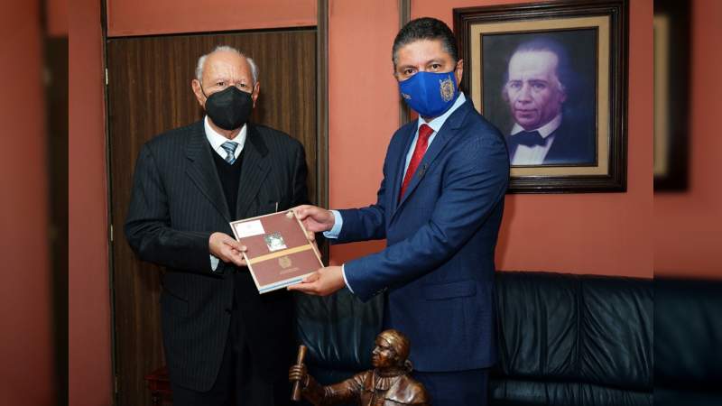Designan a rector de la UMSNH como miembro honorario de la Asociación de Jueces Federales 