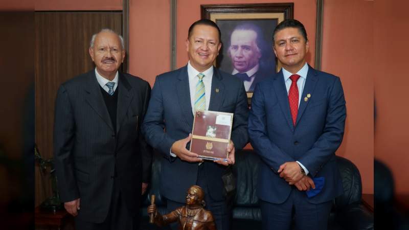 Designan a rector de la UMSNH como miembro honorario de la Asociación de Jueces Federales 