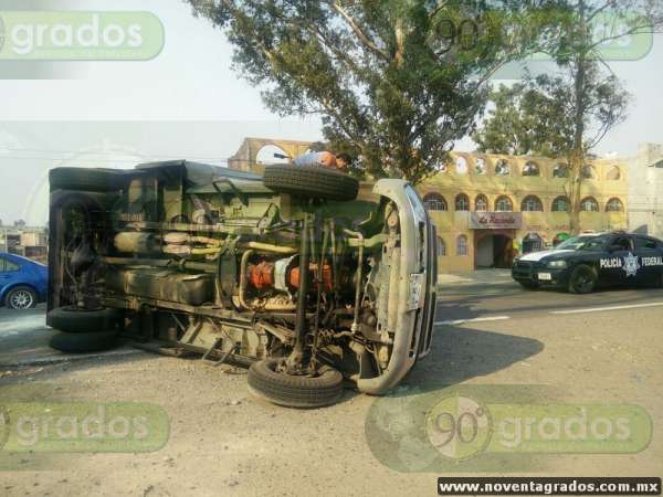 Vuelca camioneta en la carretera Morelia–Ciudad Hidalgo - Foto 0 