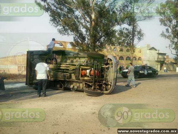 Vuelca camioneta en la carretera Morelia–Ciudad Hidalgo - Foto 1 
