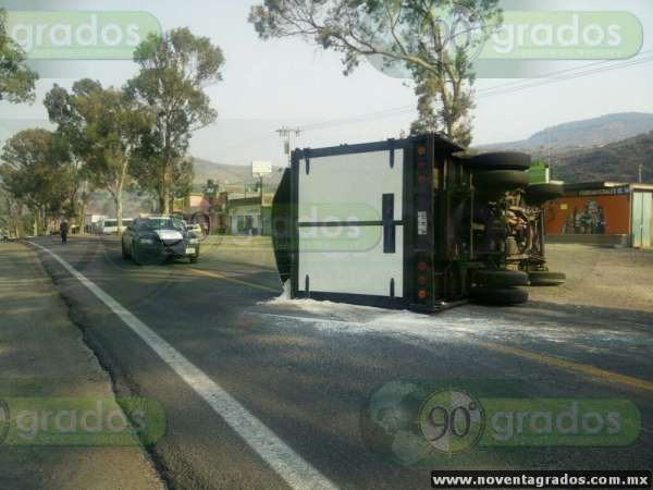 Vuelca camioneta en la carretera Morelia–Ciudad Hidalgo - Foto 3 