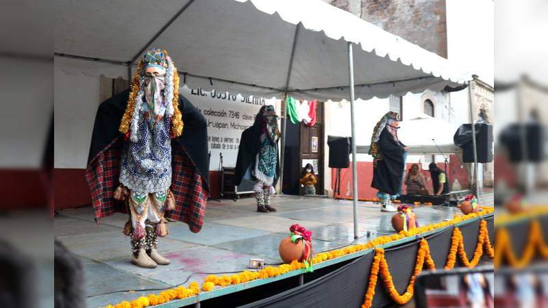 En medio de música purépecha, danzas y rockanroll concluyó la jornada sabatina del 14 Festival de Velas 2021 en Uruapan, Michoacán