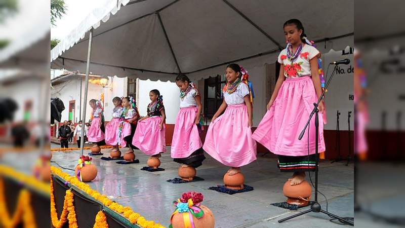 En medio de música purépecha, danzas y rockanroll concluyó la jornada sabatina del 14 Festival de Velas 2021 en Uruapan, Michoacán