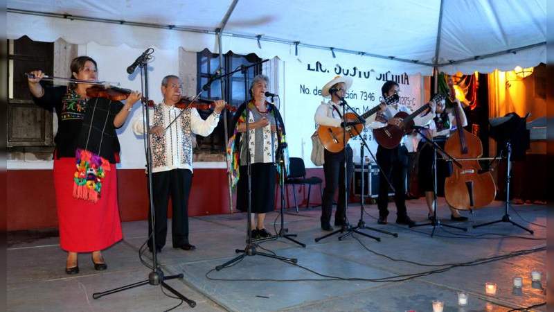 En medio de música purépecha, danzas y rockanroll concluyó la jornada sabatina del 14 Festival de Velas 2021 en Uruapan, Michoacán