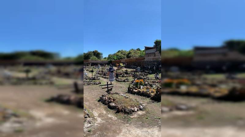 Altares y ofrendas para recordar a los familiares muertos