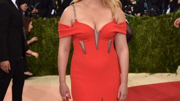 Famosa aplica desodorante entre sus piernas  - Foto 0 