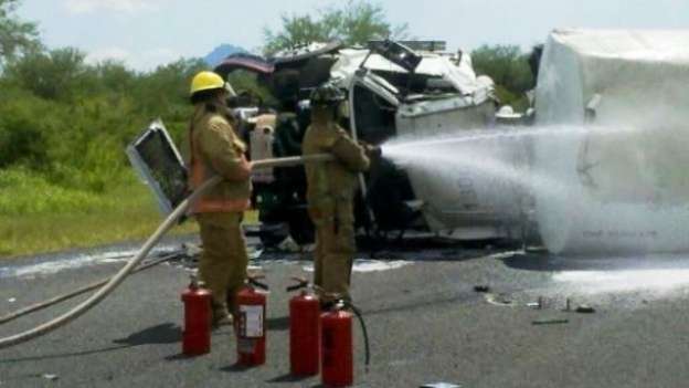 Vuelca pipa cargada de combustible en carretera de Ecuandureo, Michoacán 