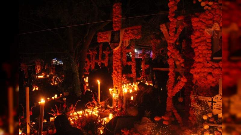 Revivió con fuerza la noche de muertos en Michoacán, Tzintzuntzan fue un hervidero de gente