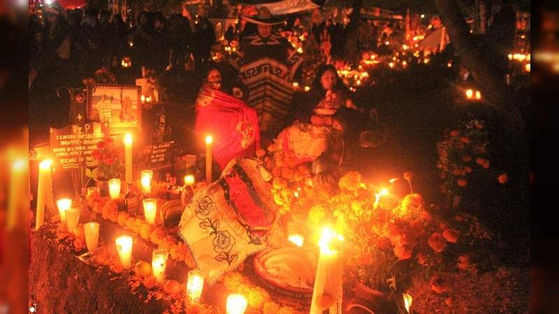 Revivió con fuerza la noche de muertos en Michoacán, Tzintzuntzan fue un hervidero de gente