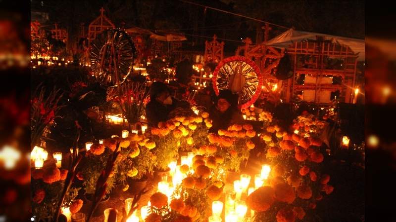 Revivió con fuerza la noche de muertos en Michoacán, Tzintzuntzan fue un hervidero de gente
