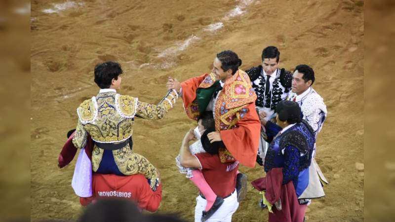 Diego Silveti y Luis David Adame abrieron la puerta  grande en la Corrida de Noche de Muertos