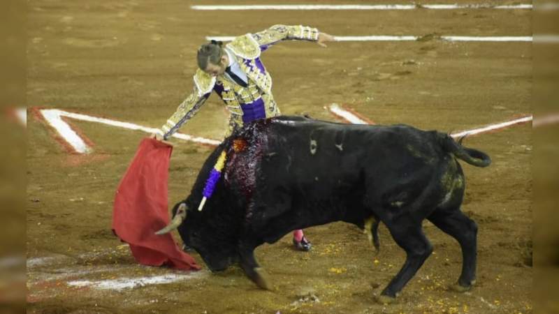 Diego Silveti y Luis David Adame abrieron la puerta  grande en la Corrida de Noche de Muertos