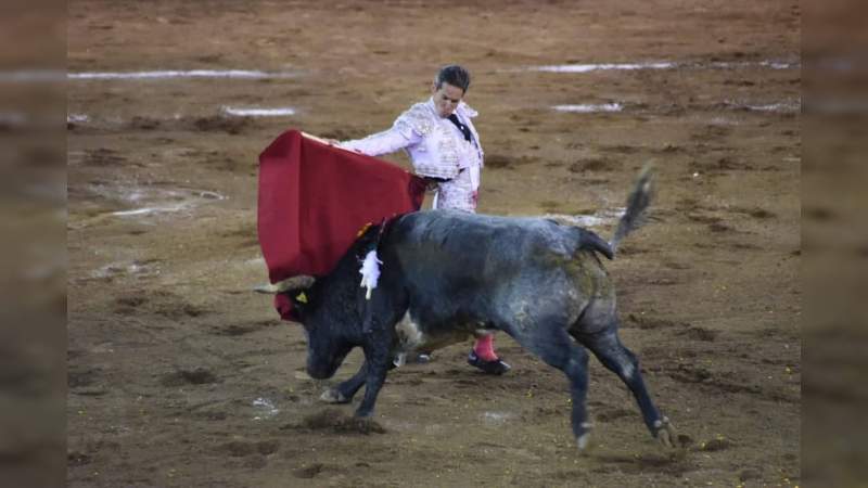 Diego Silveti y Luis David Adame abrieron la puerta  grande en la Corrida de Noche de Muertos