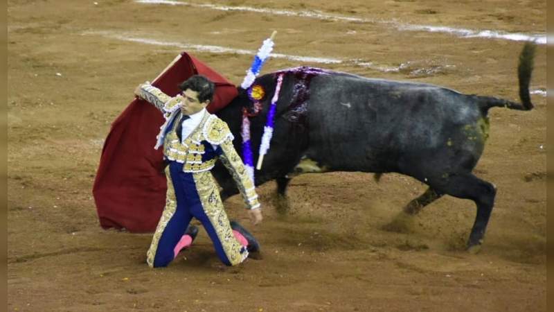 Diego Silveti y Luis David Adame abrieron la puerta  grande en la Corrida de Noche de Muertos
