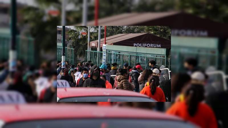 Rezagados abarrotan el Poliforum para recibir vacuna 