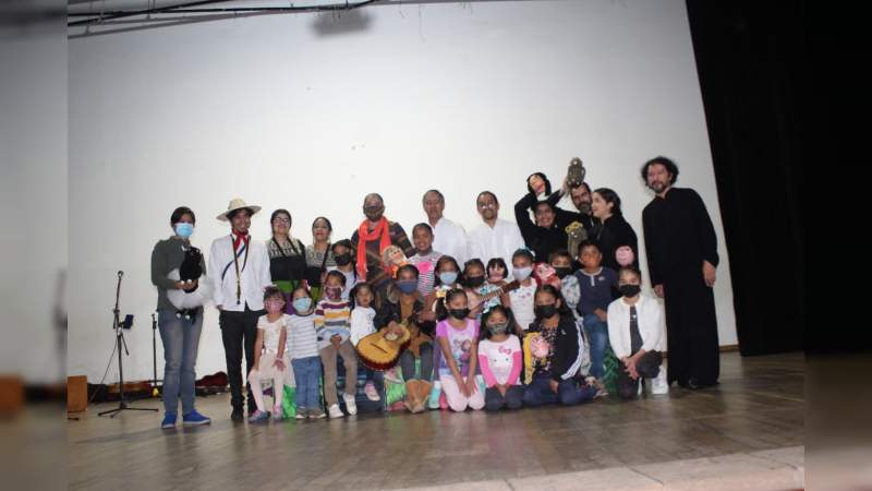 Con éxito presentan obra  “contando y sonando, del tequio al fandango” en Caltzontzin