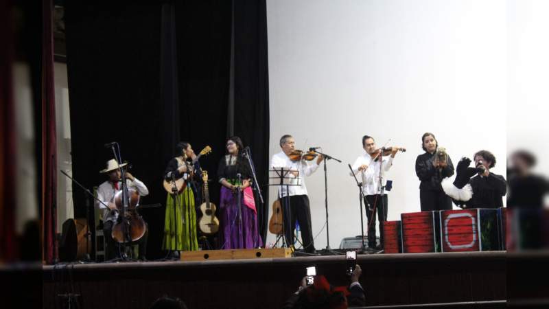 Con éxito presentan obra  “contando y sonando, del tequio al fandango” en Caltzontzin