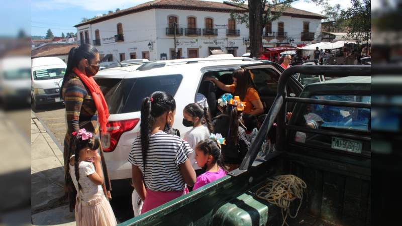 Con éxito presentan obra  “contando y sonando, del tequio al fandango” en Caltzontzin