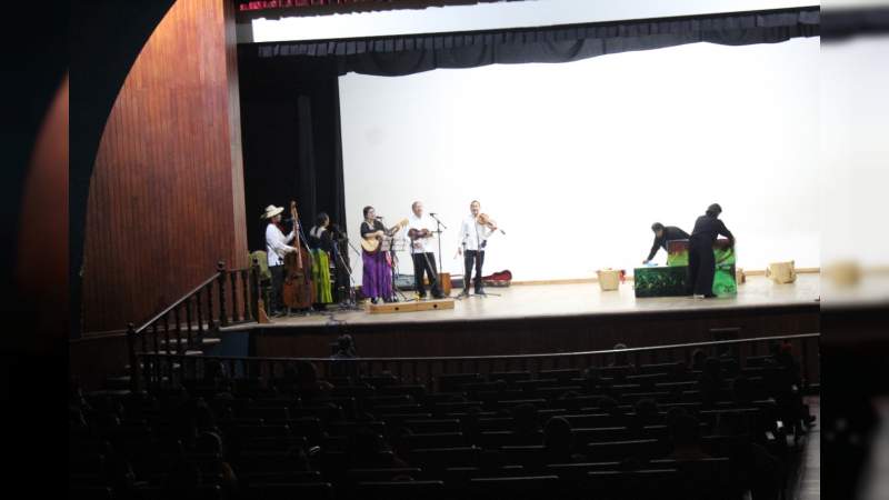 Con éxito presentan obra  “contando y sonando, del tequio al fandango” en Caltzontzin