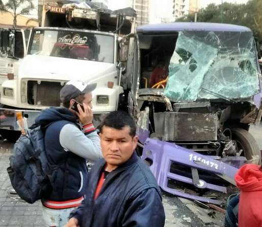 Camión se queda sin frenos en la Ciudad de México; hay 20 lesionados - Foto 0 