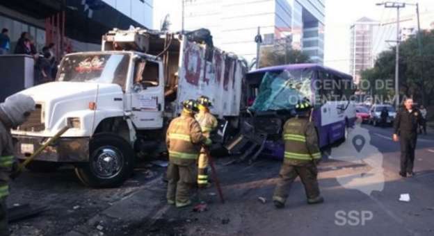 Camión se queda sin frenos en la Ciudad de México; hay 20 lesionados - Foto 1 