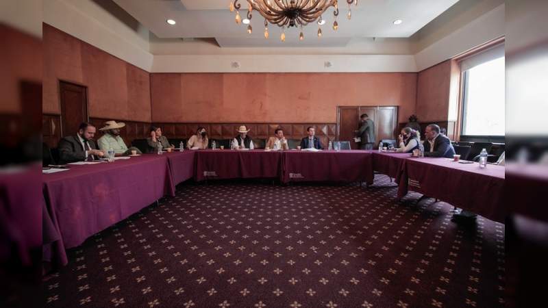 Mantienen reunión de trabajo Secretarios de turismo y Desarrollo Económico, con mezcaleros michoacanos