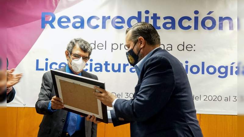 Recibe programa de licenciatura en biología de la UMSNH constancia de reacreditación 