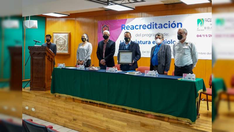 Recibe programa de licenciatura en biología de la UMSNH constancia de reacreditación 
