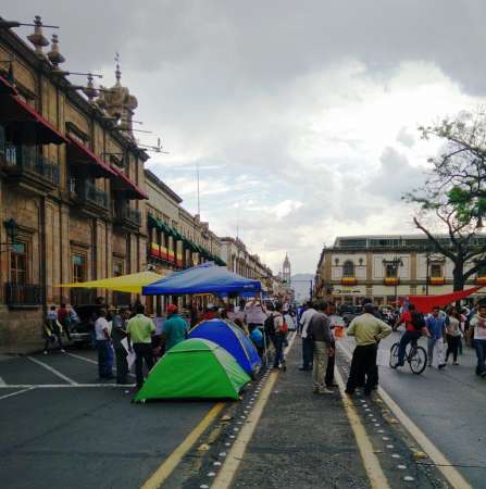 Bloquean ex policías la avenida Madero en Morelia - Foto 0 