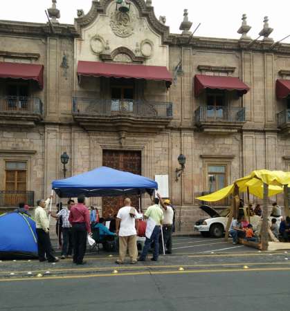 Bloquean ex policías la avenida Madero en Morelia - Foto 1 