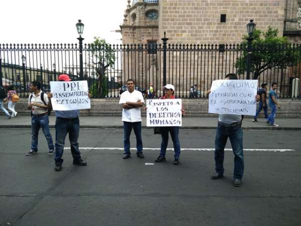 Bloquean ex policías la avenida Madero en Morelia - Foto 2 