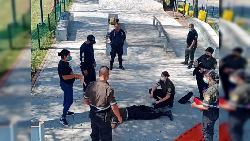 Elementos de la Unidad Prehospitalaria SSPTYVM de Uruapan ofrecen plática a futuros paramédicos 