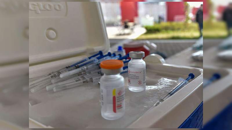Asegura Colegio de Médicos que los maestros vacunados con Cansino están protegidos todo 2021 