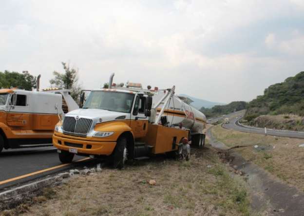 Se accidenta camión tráiler cargado con gasolina en Michoacán - Foto 0 