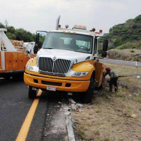 Se accidenta camión tráiler cargado con gasolina en Michoacán - Foto 1 