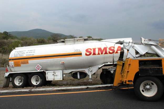Se accidenta camión tráiler cargado con gasolina en Michoacán - Foto 2 