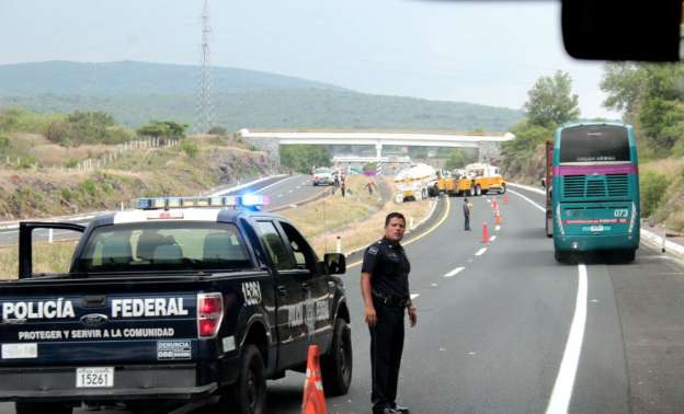 Se accidenta camión tráiler cargado con gasolina en Michoacán - Foto 4 