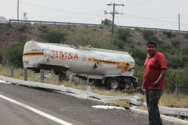 Se accidenta camión tráiler cargado con gasolina en Michoacán - Foto 5 