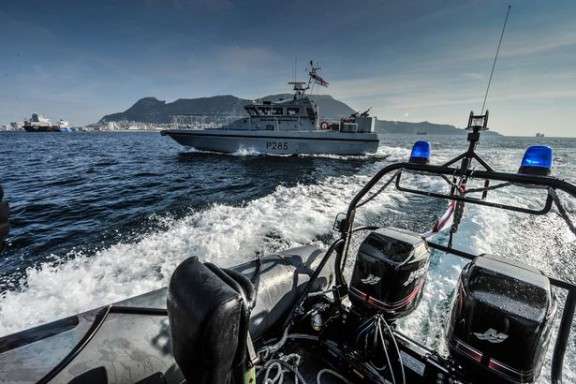 Barco británico abre fuego de advertencia a un buque español  