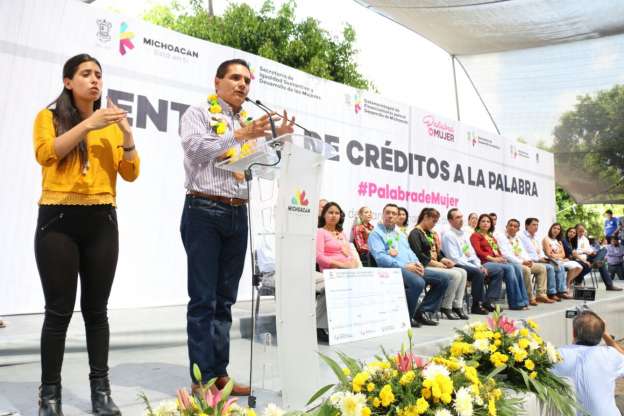 Silvano Aureoles cumple su compromiso de apoyar a las mujeres, otorga créditos del programa “Palabra de Mujer” - Foto 4 
