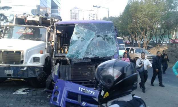 Camión “pirata”  perdió los frenos sobre la carretera Picacho- Ajusco,dejó 20 personas lesionadas  - Foto 0 