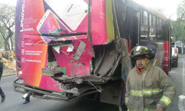 Camión “pirata”  perdió los frenos sobre la carretera Picacho- Ajusco,dejó 20 personas lesionadas  - Foto 1 