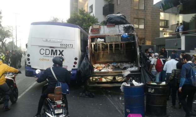 Camión “pirata”  perdió los frenos sobre la carretera Picacho- Ajusco,dejó 20 personas lesionadas  - Foto 2 
