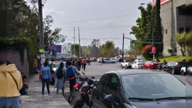 De nueva cuenta, normalistas y docentes bloquean el Libramiento de Morelia 