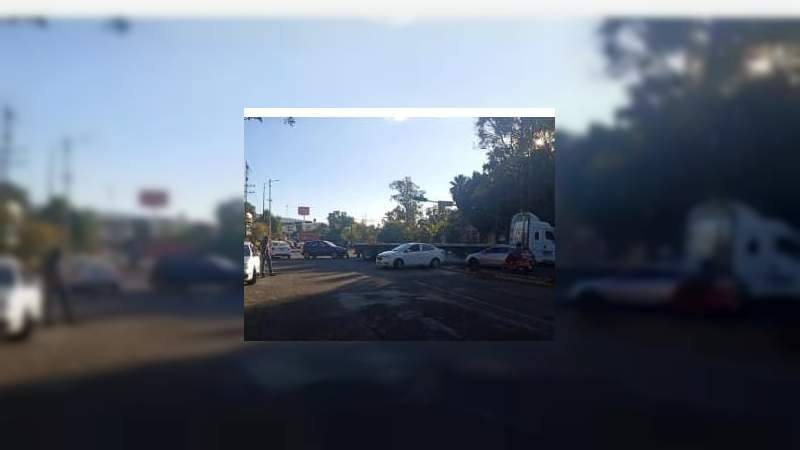Normalistas bloquean circulación frente a Casa de Gobierno