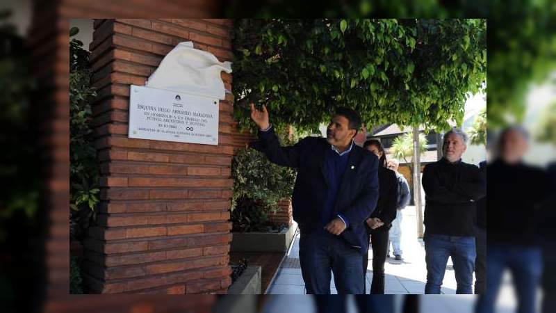 Rinden homenaje a "Maradona" con placa conmemorativa en edificio donde vivió 